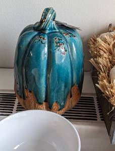 lot 146 image: Assortment of Fall Home Decor