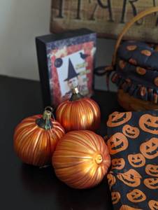 lot 171 image: Assorted Halloween Home Decor