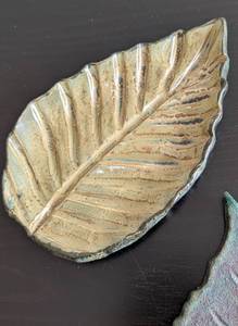lot 173 image: Beautiful Leaf Pottery