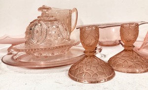 lot 125 image: Large Group of Vintage Pink Depression Glass