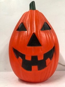 lot 134 image: Large Working Halloween Jack O Lantern Pumpkin Blowmold