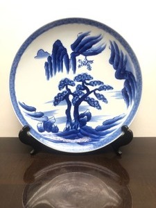 lot 140 image: Signed Vintage Blue & White Oriental Porcelain Charger