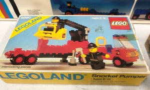 lot 185 image: Nice Vintage LEGO Estate Lot
