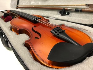 lot 204 image: Like-New Violin wCase & Bow