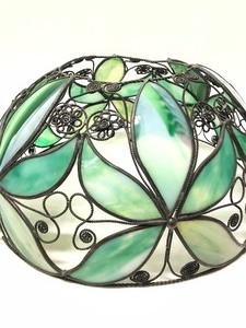lot 266 image: Nice Looking GreenWhite Stained Glass Lamp Shade