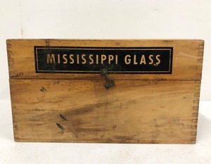lot 283 image: Vintage Mississippi Glass Company Salesman Sample Set