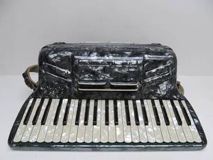 lot 33 image: Very Nice Vintage La Burdina Pearlized Blue Accordion