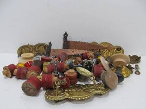 lot 94 image: Lot of Vintage & Antique Cabinet & Door Hardware