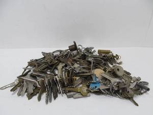 lot 96 image: LARGE Lot of Vintage & Antique Keys