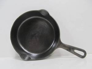 lot 331 image: Excellent Restored GRISWOLD No. 3 Cast Iron Skillet - 709K