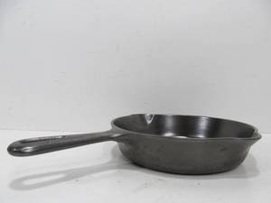 lot 332 image: Excellent Restored GRISWOLD No. 4 Cast Iron Skillet - 702A