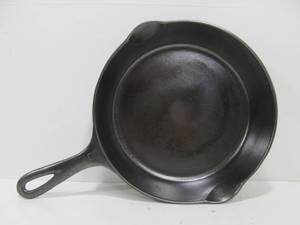 lot 333 image: Excellent Restored GRISWOLD No. 6 Cast Iron Skillet - 699M