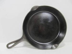lot 334 image: Excellent Restored GRISWOLD No. 7 Cast Iron Skillet - 701E