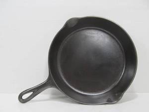 lot 335 image: Excellent Restored GRISWOLD No. 8 Cast Iron Skillet - 704L