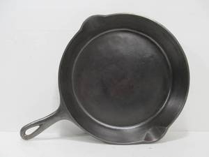 lot 336 image: Excellent Restored GRISWOLD No. 9 Cast Iron Skillet - 710D