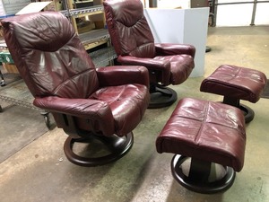 lot 7 image: Very Nice Matching Pair of Reclining Lounge Chairs wOttomans