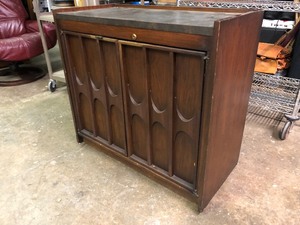 lot 3 image: Mid Century Rolling Bar Cabinet