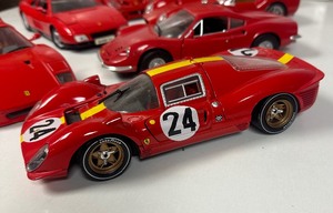 lot 351 image: Lot of 8 118 Scale Ferrari cars & book 