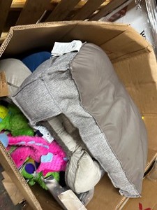 lot 48 image: Wholesale Pallet - Dog Items - Toys  Beds - Customer Returns - Fair  Poor  Good Conditions