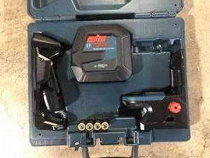 lot 45 image: Bosch 100 ft. Green Combination Laser Level Self Leveling with VisiMax Technology, Fine Adjustment Mount & Hard Carrying Case  Customer Returns See Pictures