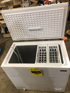 lot 47 image: Magic Chef 7.0 cu. ft. Chest Freezer in White  Customer Returns See Pictures