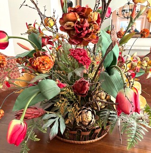 lot 25 image: Fabulous Faux Floral Arrangement