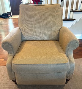 lot 35 image: Beautiful Basset Recliner