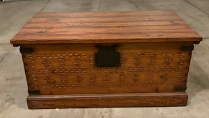 lot 3 image: Wooden Storage Trunk by Woodbridge Furniture