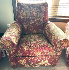 lot 43 image: Pair of Pretty Floral Upholstered Chairs by Ethan Allen