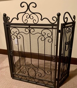 lot 14 image: Decorative Metal Fireplace Screen