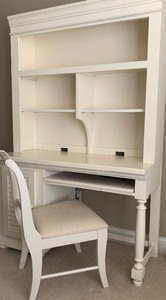 lot 11 image: Beautiful Desk With Hutch and Chair by Broyhill