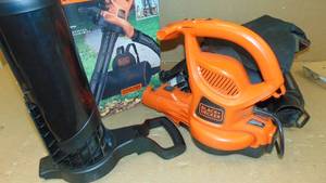 lot 61 image: Black & Decker BEBL7000 VACPACK 120V240V 12 Amp Corded 3-in-1 Leaf BlowerVacuumMulcher