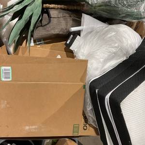 lot 602 image: Wholesale Pallet of Assorted Miscellaneous Items