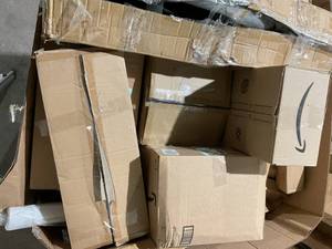 lot 605 image: Wholesale Pallet of Assorted Miscellaneous Items