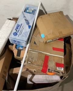 lot 607 image: Wholesale Pallet of Assorted Miscellaneous Items
