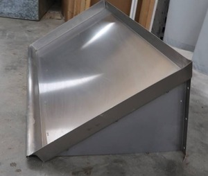 lot 18 image: KITCHEN CUTTING STATION