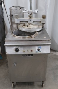 lot 4 image: PRESSURIZED FRYER