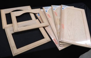 lot 23 image: 4 SOLID OAK CABINET DOORS AND 3 OAK CABINET GLASS DOORS WITHOUT GLASS