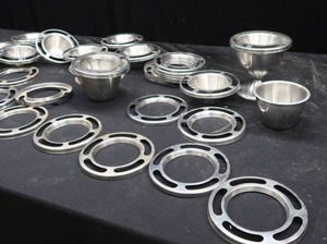 lot 25 image: SHRIMP COCKTAIL BOWL WITH EXTRA LIDS AND BOWLS