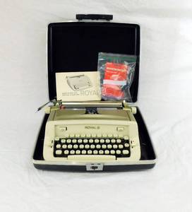 Vintage Royal Futura Portable Manual Typewriter in Case
