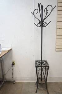 lot 21 image: Coat rack