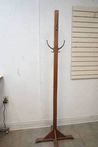 lot 22 image: Coat rack