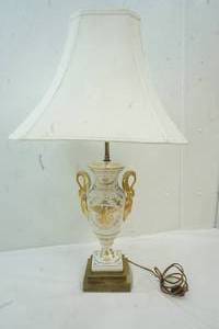 lot 33 image: Vintage table lamp