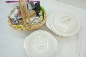 lot 42 image: Corelle coordinates, accessory basket