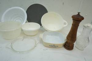 lot 48 image: Strainer, plastic bowls, turntable and kitchen