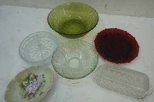 lot 60 image: Colored vintage depression glass