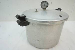 lot 107 image: Presto cooker canner