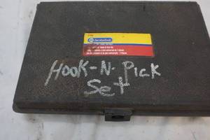 lot 149 image: Hook and pick set