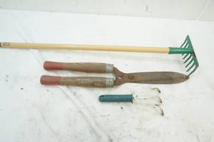 lot 281 image: garden tools