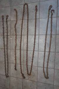 lot 352 image: chains